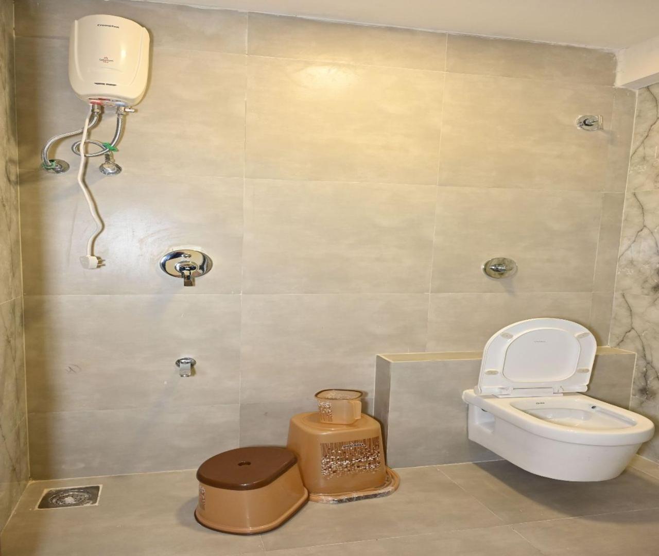 Hotel Avadh Palace, Subhash Bridge, Rto Circle, 아흐메다바드 외부 사진