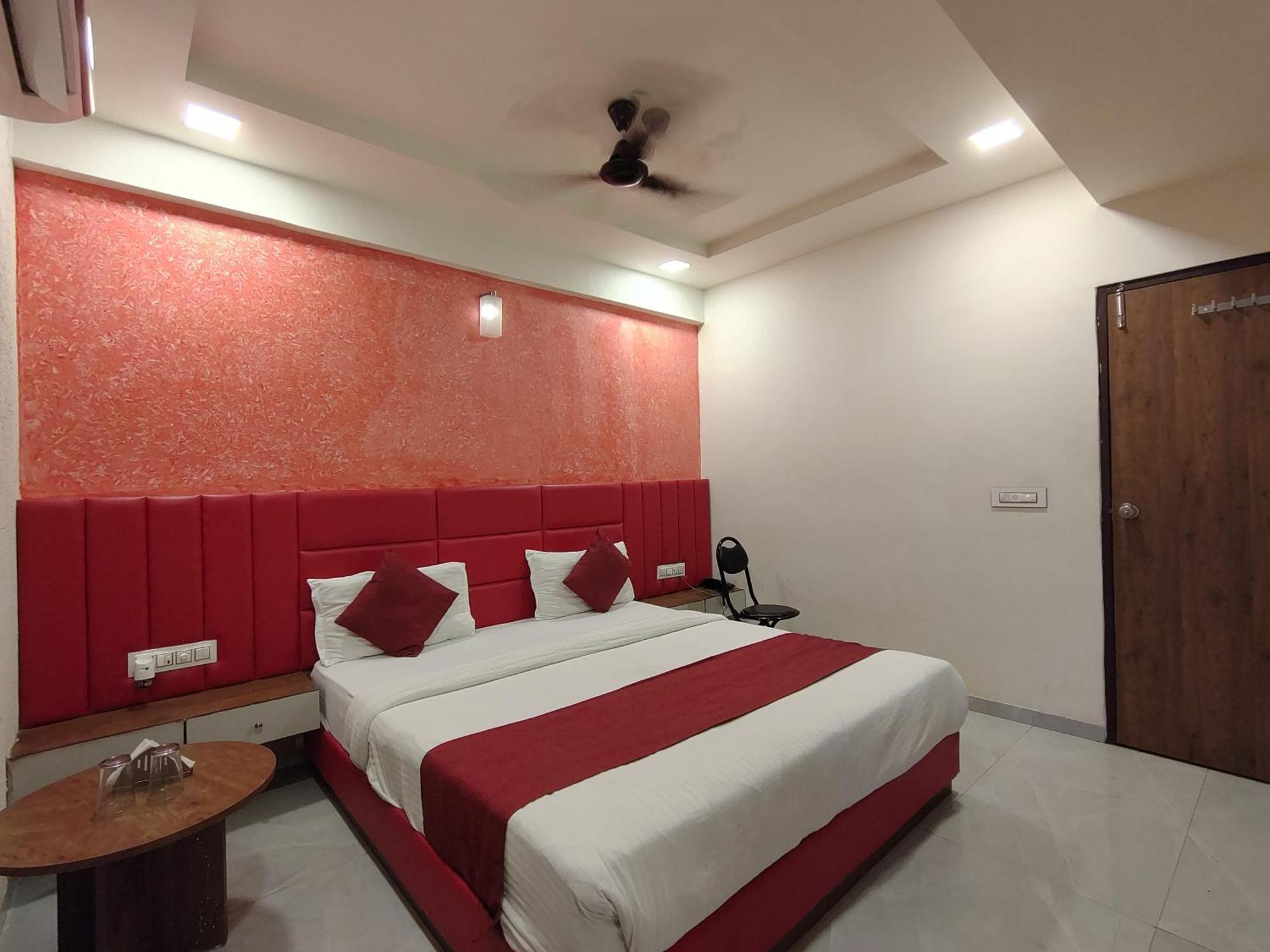 Hotel Avadh Palace, Subhash Bridge, Rto Circle, 아흐메다바드 외부 사진