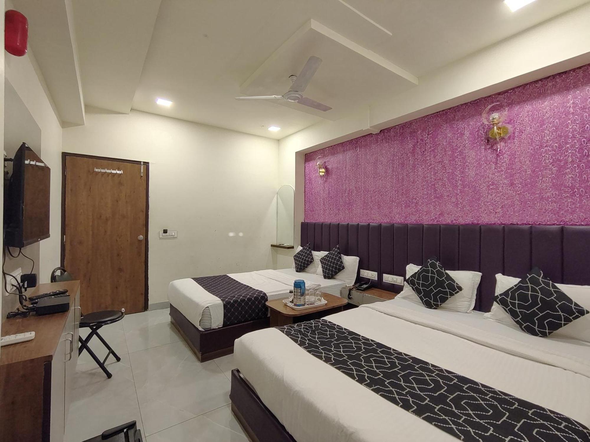 Hotel Avadh Palace, Subhash Bridge, Rto Circle, 아흐메다바드 외부 사진