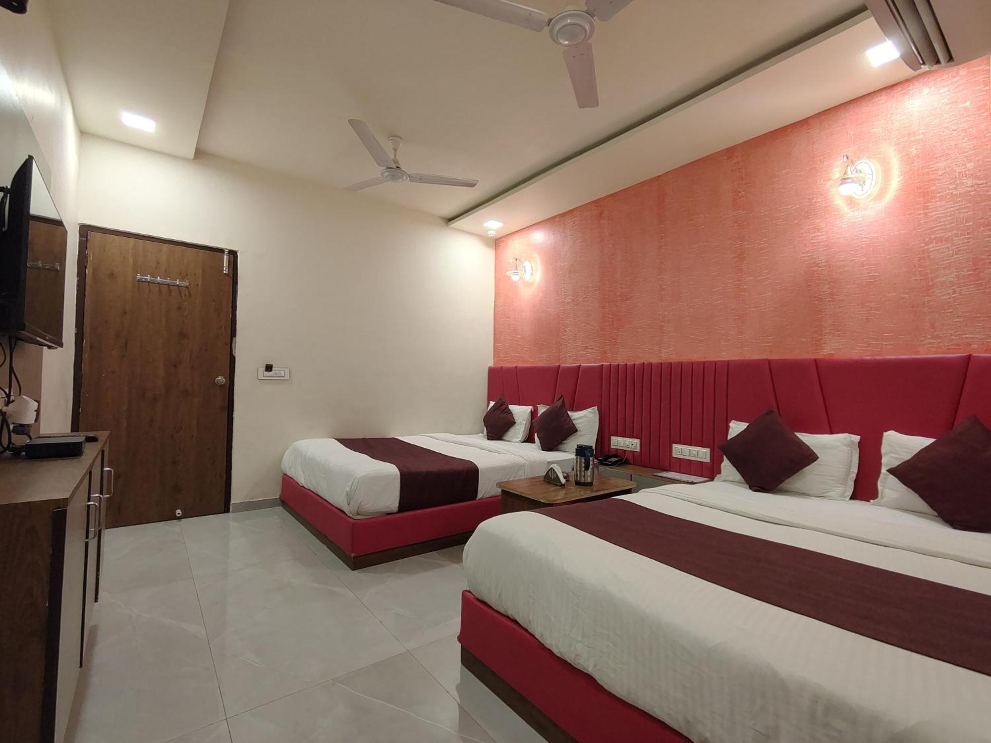 Hotel Avadh Palace, Subhash Bridge, Rto Circle, 아흐메다바드 외부 사진