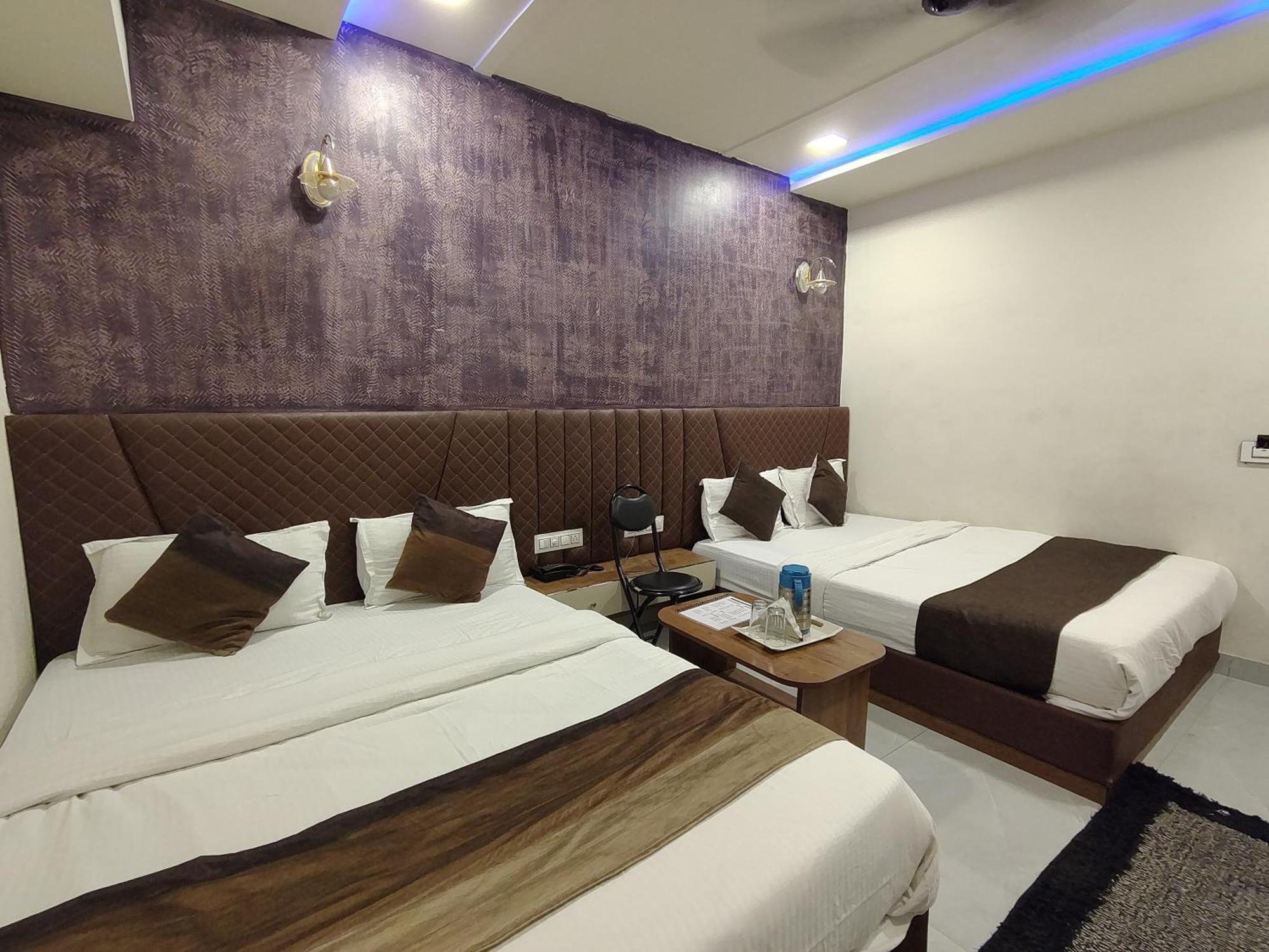 Hotel Avadh Palace, Subhash Bridge, Rto Circle, 아흐메다바드 외부 사진
